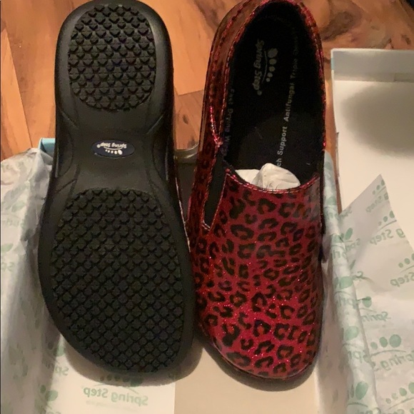 Spring Step Pink Leopard Clogs - Picture 4 of 5